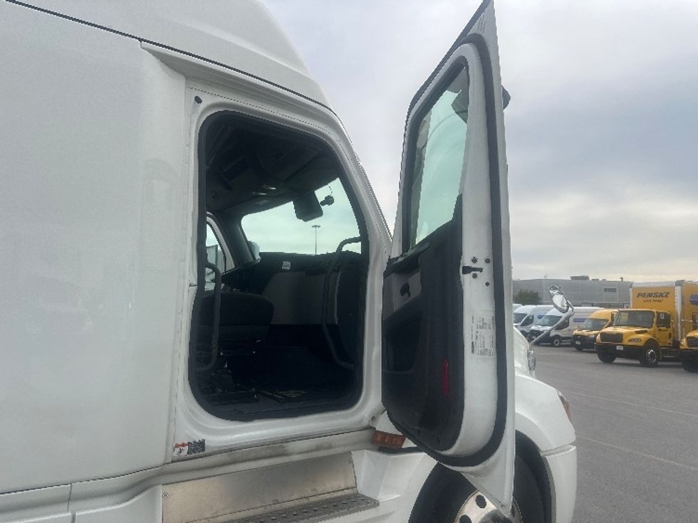 Sleeper Tractor-Heavy Duty Tractors-Freightliner-2021-T12664ST-Mississauga-ON-886,667\n\t\tkm-$ 80,000 - Image 13