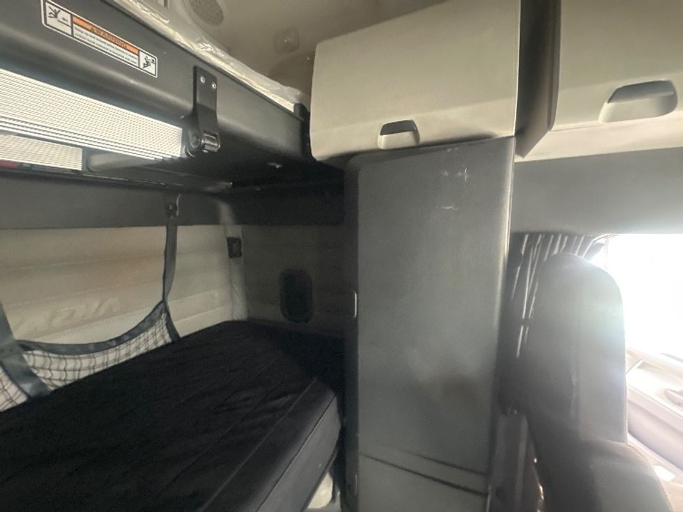 Sleeper Tractor-Heavy Duty Tractors-Freightliner-2021-T12664ST-Mississauga-ON-886,667\n\t\tkm-$ 80,000 - Image 18