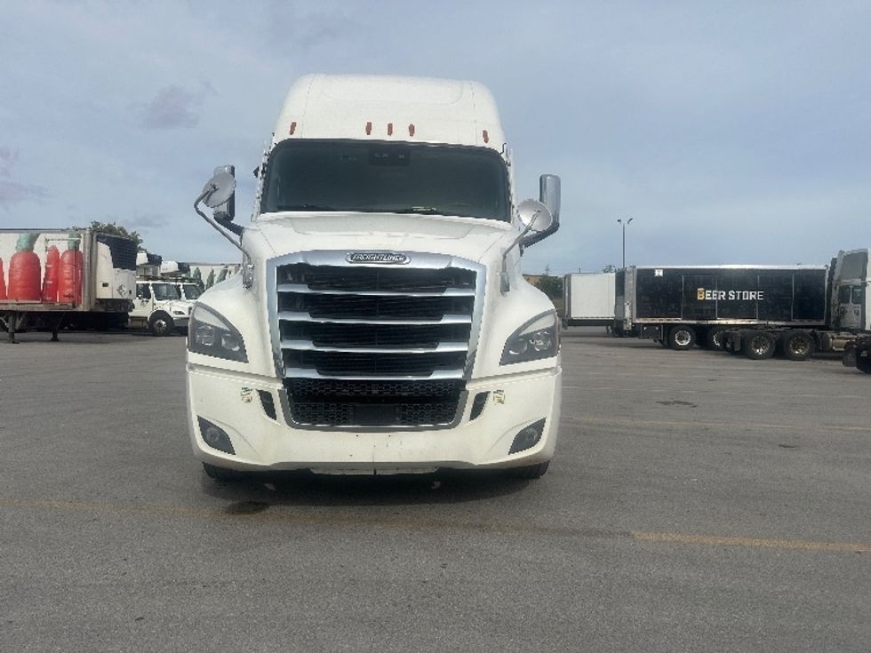 Sleeper Tractor-Heavy Duty Tractors-Freightliner-2021-T12664ST-Mississauga-ON-886,667\n\t\tkm-$ 80,000 - Image 2