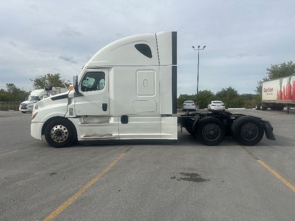 Sleeper Tractor-Heavy Duty Tractors-Freightliner-2021-T12664ST-Mississauga-ON-886,667\n\t\tkm-$ 80,000 - Image 4