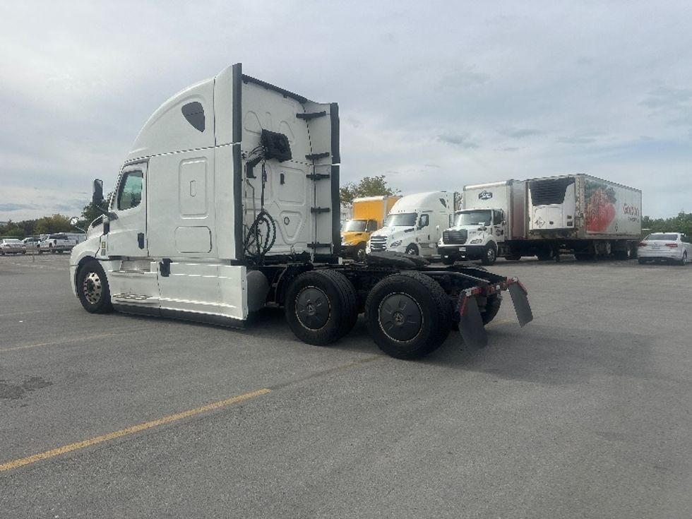 Sleeper Tractor-Heavy Duty Tractors-Freightliner-2021-T12664ST-Mississauga-ON-886,667\n\t\tkm-$ 80,000 - Image 5