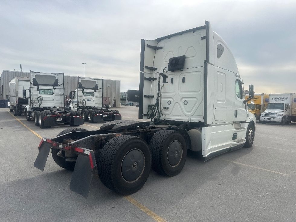 Sleeper Tractor-Heavy Duty Tractors-Freightliner-2021-T12664ST-Mississauga-ON-886,667\n\t\tkm-$ 80,000 - Image 7
