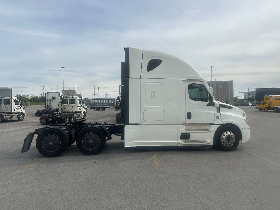 Sleeper Tractor-Heavy Duty Tractors-Freightliner-2021-T12664ST-Mississauga-ON-886,667\n\t\tkm-$ 80,000 - Image 8