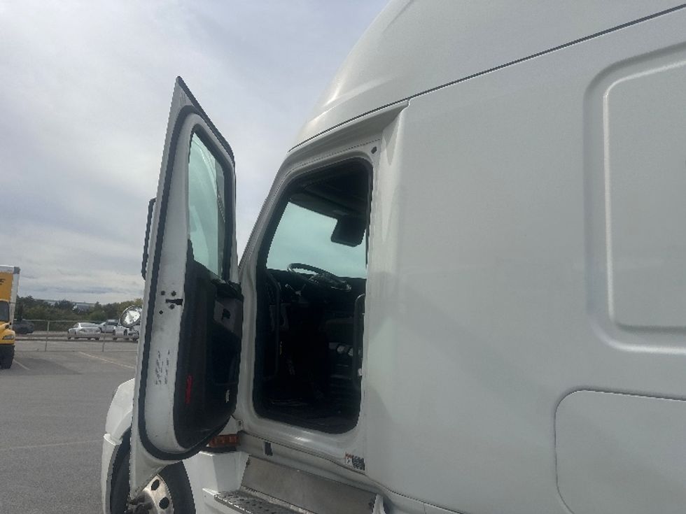 Sleeper Tractor-Heavy Duty Tractors-Freightliner-2021-T12664ST-Mississauga-ON-886,667\n\t\tkm-$ 80,000 - Image 9