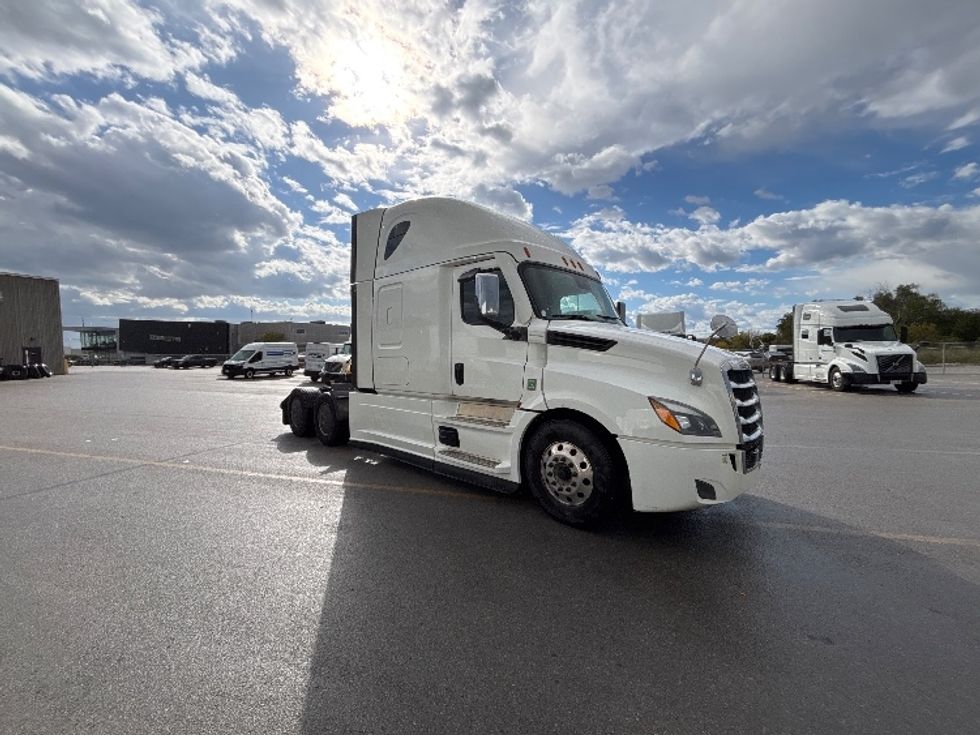 Sleeper Tractor-Heavy Duty Tractors-Freightliner-2021-T12664ST-Mississauga-ON-888,434\n\t\tkm-$ 79,750 - Image 1