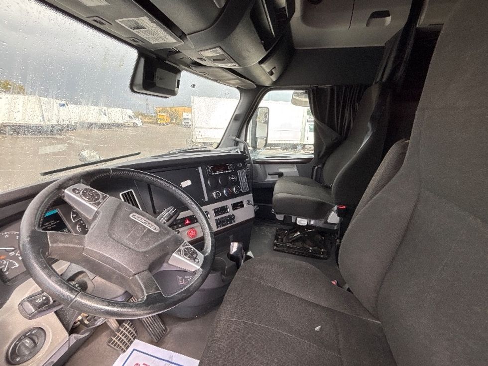 Sleeper Tractor-Heavy Duty Tractors-Freightliner-2021-T12664ST-Mississauga-ON-888,434\n\t\tkm-$ 79,750 - Image 10