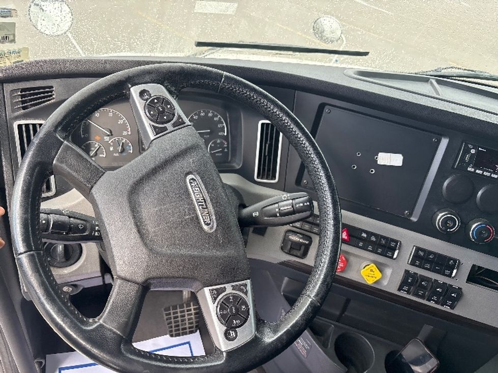 Sleeper Tractor-Heavy Duty Tractors-Freightliner-2021-T12664ST-Mississauga-ON-888,434\n\t\tkm-$ 79,750 - Image 11