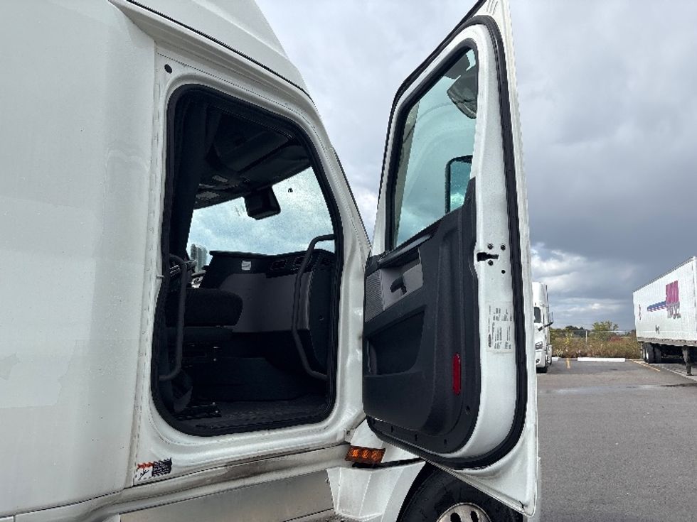 Sleeper Tractor-Heavy Duty Tractors-Freightliner-2021-T12664ST-Mississauga-ON-888,434\n\t\tkm-$ 79,750 - Image 13