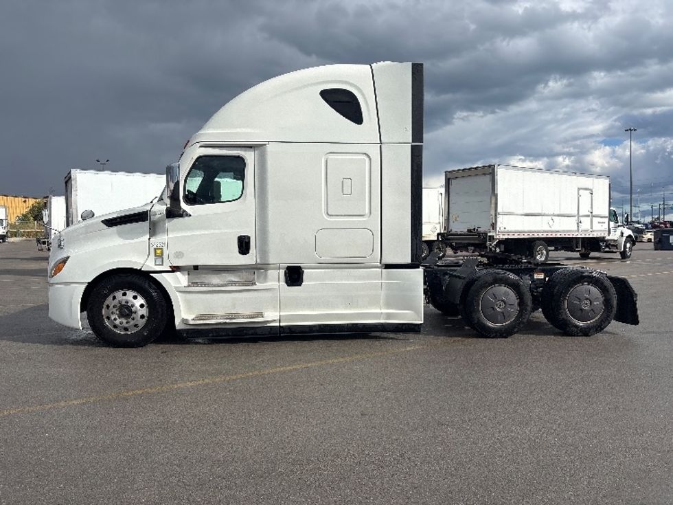 Sleeper Tractor-Heavy Duty Tractors-Freightliner-2021-T12664ST-Mississauga-ON-888,434\n\t\tkm-$ 79,750 - Image 4