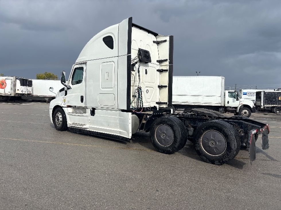 Sleeper Tractor-Heavy Duty Tractors-Freightliner-2021-T12664ST-Mississauga-ON-888,434\n\t\tkm-$ 79,750 - Image 5