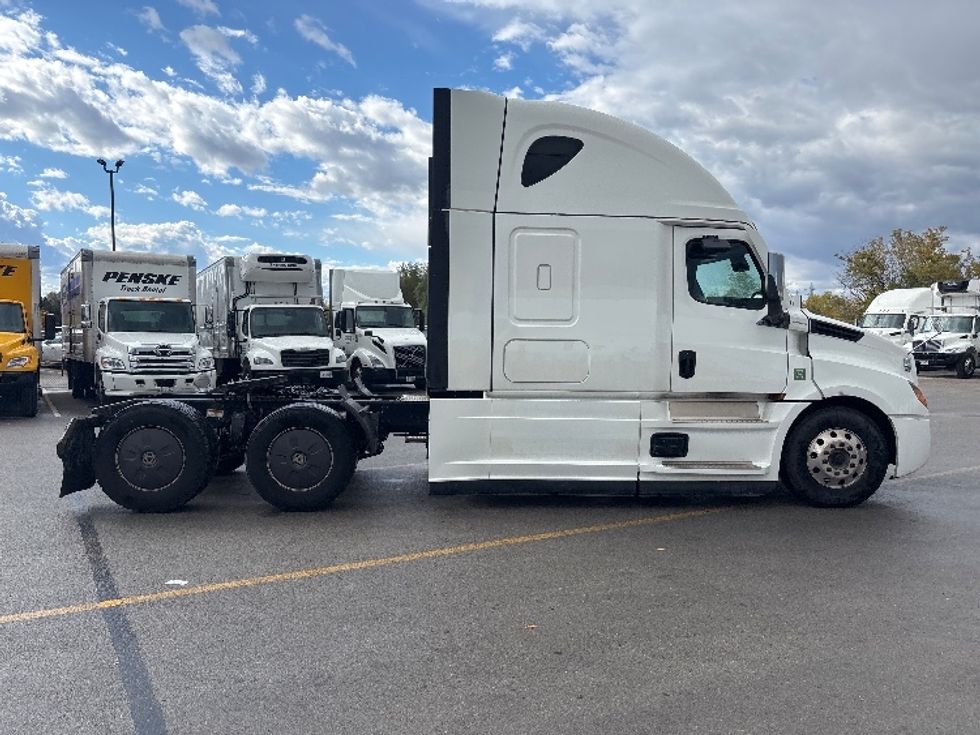 Sleeper Tractor-Heavy Duty Tractors-Freightliner-2021-T12664ST-Mississauga-ON-888,434\n\t\tkm-$ 79,750 - Image 8