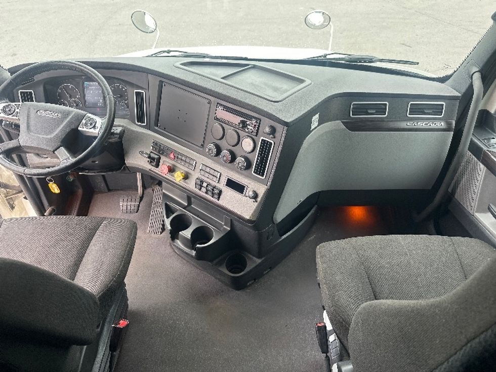 Sleeper Tractor-Heavy Duty Tractors-Freightliner-2021-T12664ST-Mississauga-ON-889,401\n\t\tkm-$ 84,250 - Image 11