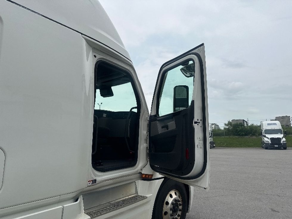 Sleeper Tractor-Heavy Duty Tractors-Freightliner-2021-T12664ST-Mississauga-ON-889,401\n\t\tkm-$ 84,250 - Image 12
