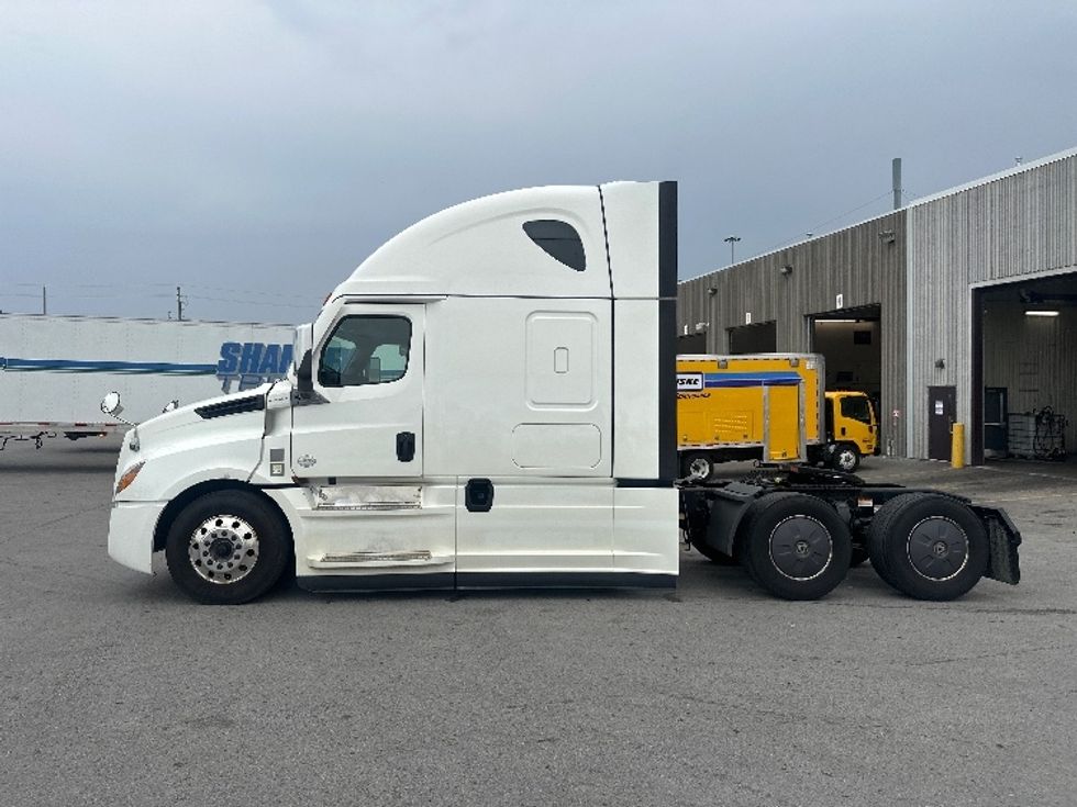 Sleeper Tractor-Heavy Duty Tractors-Freightliner-2021-T12664ST-Mississauga-ON-889,401\n\t\tkm-$ 84,250 - Image 4