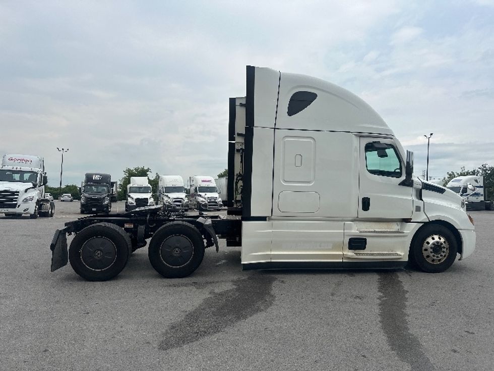 Sleeper Tractor-Heavy Duty Tractors-Freightliner-2021-T12664ST-Mississauga-ON-889,401\n\t\tkm-$ 84,250 - Image 8