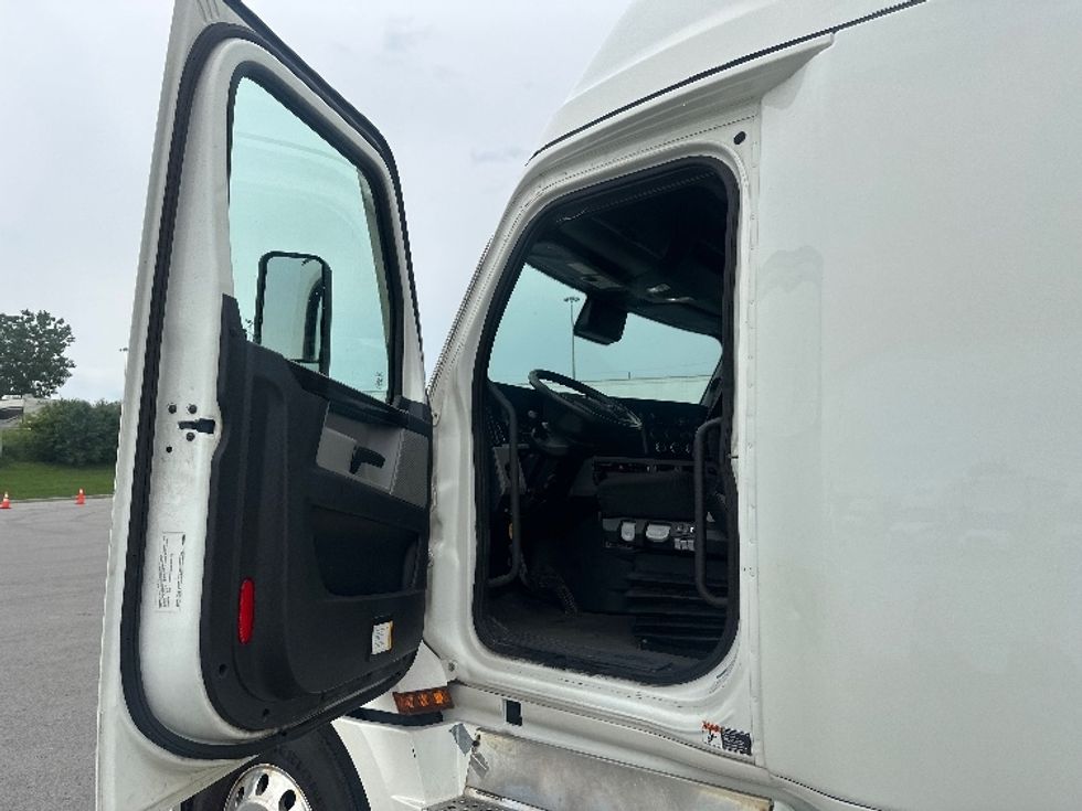 Sleeper Tractor-Heavy Duty Tractors-Freightliner-2021-T12664ST-Mississauga-ON-889,401\n\t\tkm-$ 84,250 - Image 9