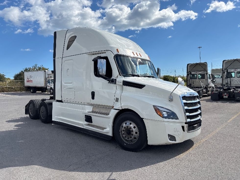 Sleeper Tractor-Heavy Duty Tractors-Freightliner-2021-T12664ST-Mississauga-ON-910,187\n\t\tkm-$ 78,250 - Image 1