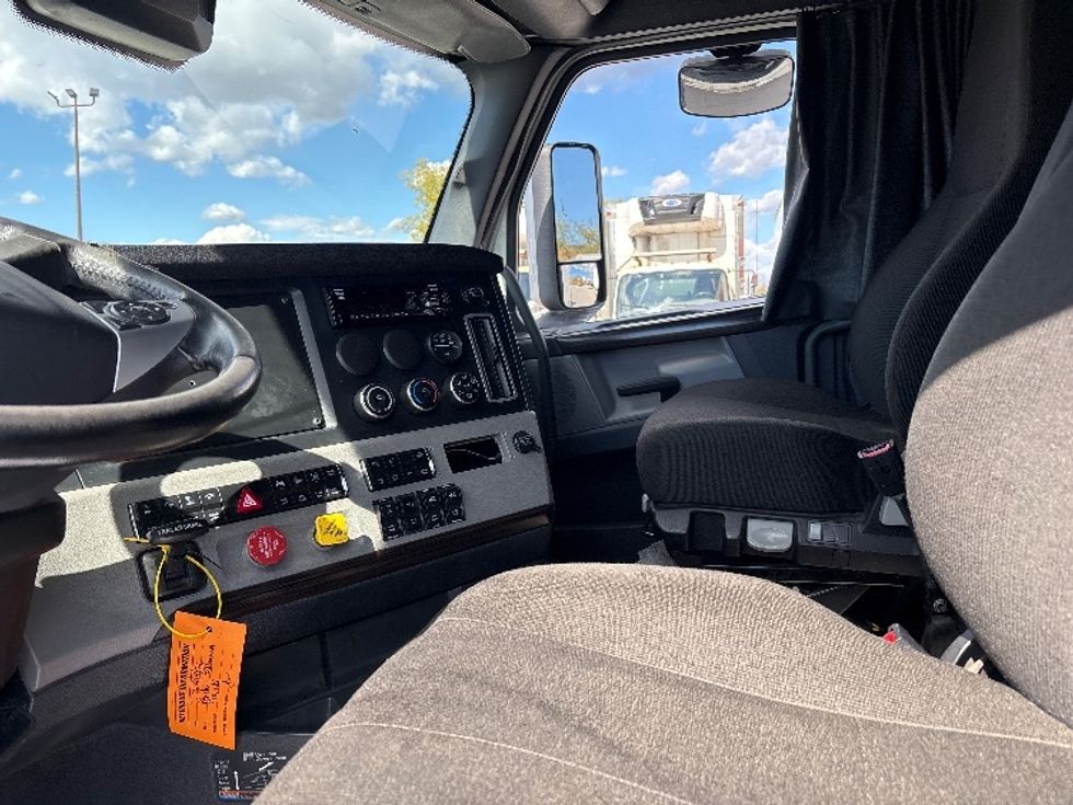 Sleeper Tractor-Heavy Duty Tractors-Freightliner-2021-T12664ST-Mississauga-ON-910,187\n\t\tkm-$ 78,250 - Image 10