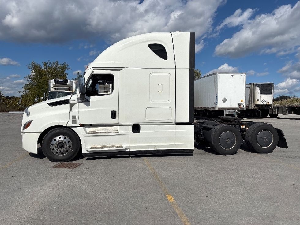 Sleeper Tractor-Heavy Duty Tractors-Freightliner-2021-T12664ST-Mississauga-ON-910,187\n\t\tkm-$ 78,250 - Image 4