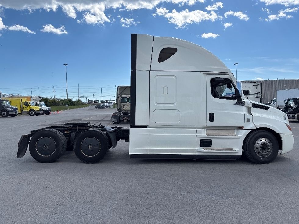 Sleeper Tractor-Heavy Duty Tractors-Freightliner-2021-T12664ST-Mississauga-ON-910,187\n\t\tkm-$ 78,250 - Image 8