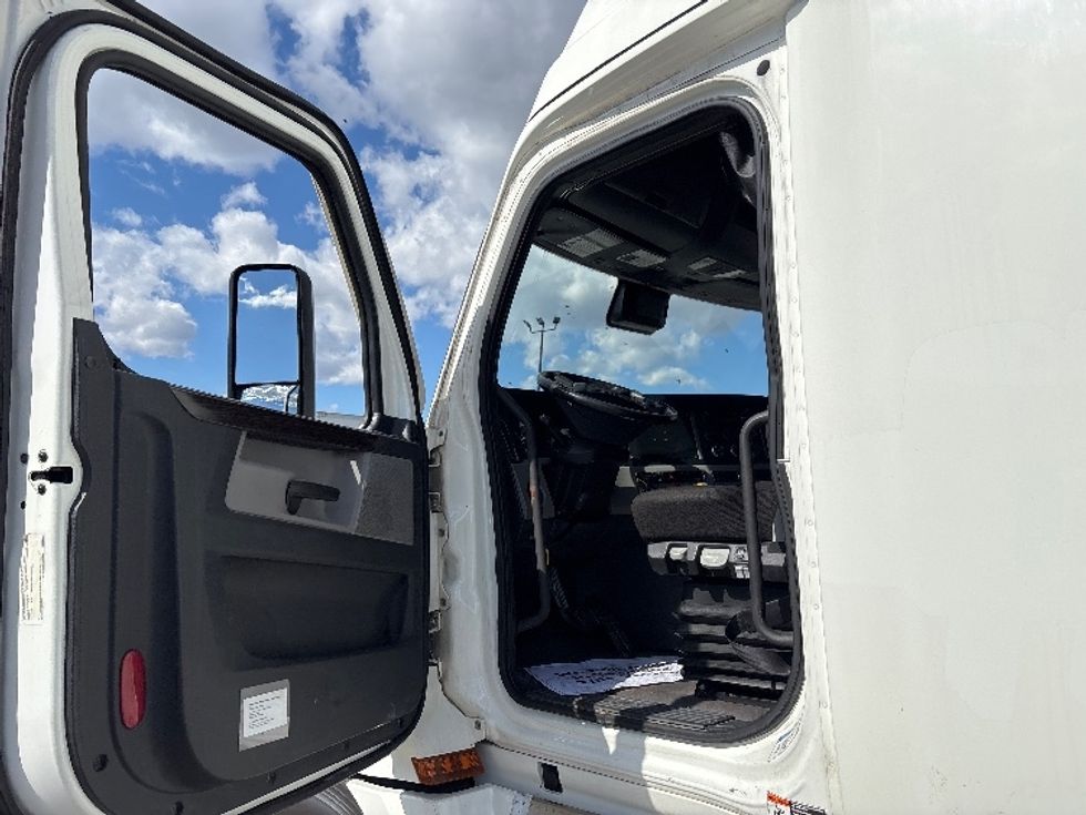 Sleeper Tractor-Heavy Duty Tractors-Freightliner-2021-T12664ST-Mississauga-ON-910,187\n\t\tkm-$ 78,250 - Image 9