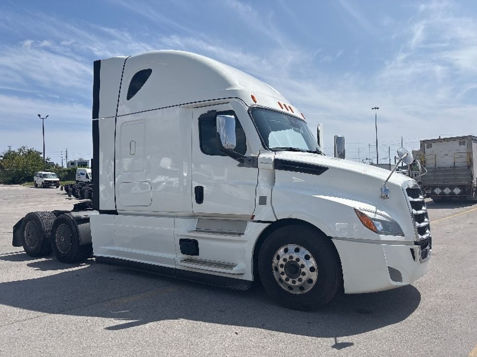 Sleeper Tractor-Heavy Duty Tractors-Freightliner-2021-T12664ST-Mississauga-ON-960,857\n\t\tkm-$ 79,000 - Image 1