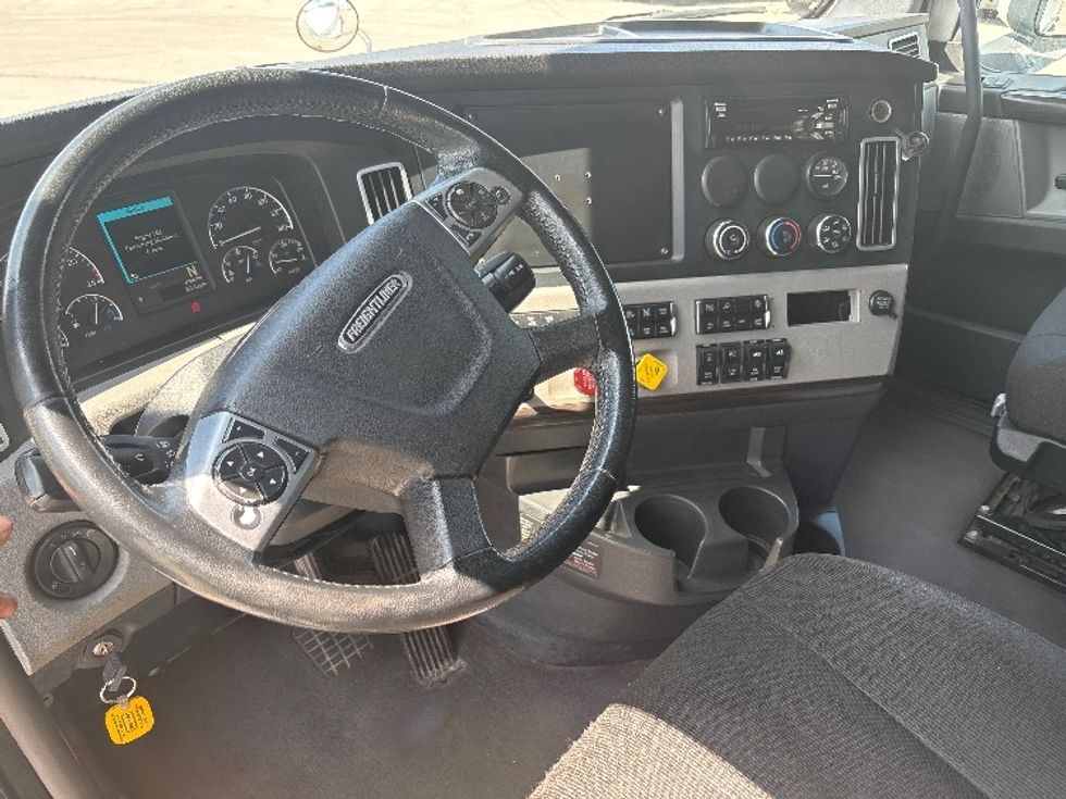 Sleeper Tractor-Heavy Duty Tractors-Freightliner-2021-T12664ST-Mississauga-ON-960,857\n\t\tkm-$ 79,000 - Image 10