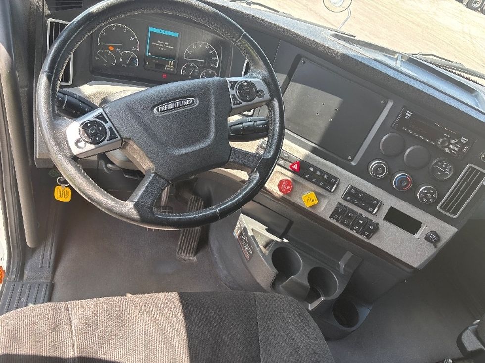 Sleeper Tractor-Heavy Duty Tractors-Freightliner-2021-T12664ST-Mississauga-ON-960,857\n\t\tkm-$ 79,000 - Image 11