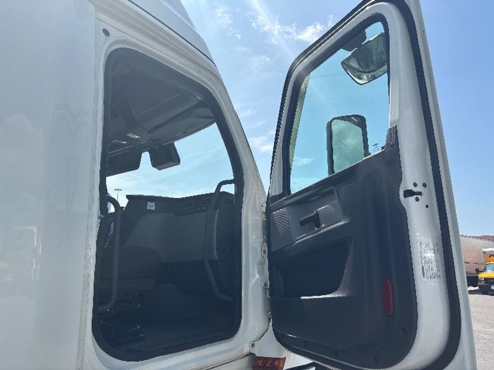 Sleeper Tractor-Heavy Duty Tractors-Freightliner-2021-T12664ST-Mississauga-ON-960,857\n\t\tkm-$ 79,000 - Image 13
