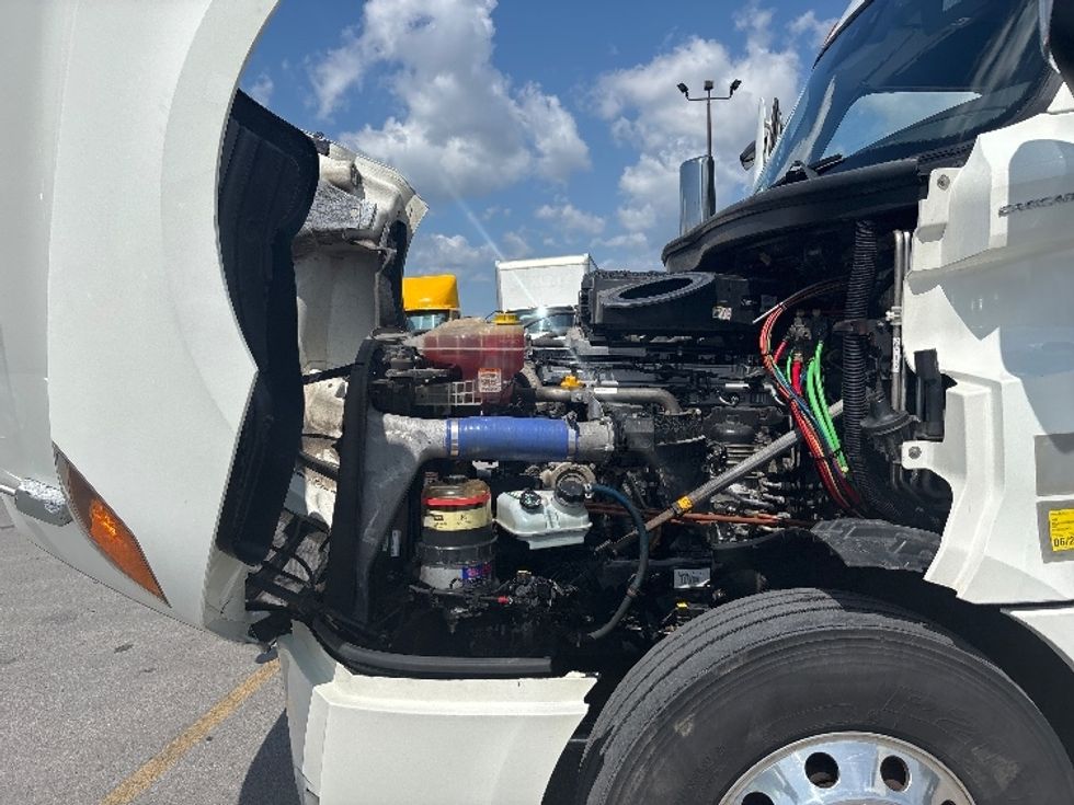 Sleeper Tractor-Heavy Duty Tractors-Freightliner-2021-T12664ST-Mississauga-ON-960,857\n\t\tkm-$ 79,000 - Image 21