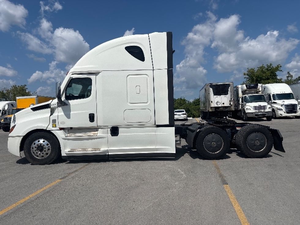 Sleeper Tractor-Heavy Duty Tractors-Freightliner-2021-T12664ST-Mississauga-ON-960,857\n\t\tkm-$ 79,000 - Image 4