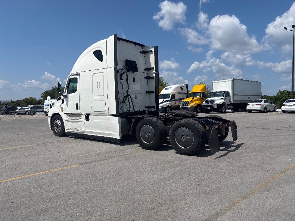 Sleeper Tractor-Heavy Duty Tractors-Freightliner-2021-T12664ST-Mississauga-ON-960,857\n\t\tkm-$ 79,000 - Image 5