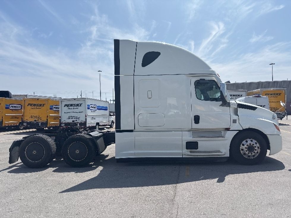 Sleeper Tractor-Heavy Duty Tractors-Freightliner-2021-T12664ST-Mississauga-ON-960,857\n\t\tkm-$ 79,000 - Image 8