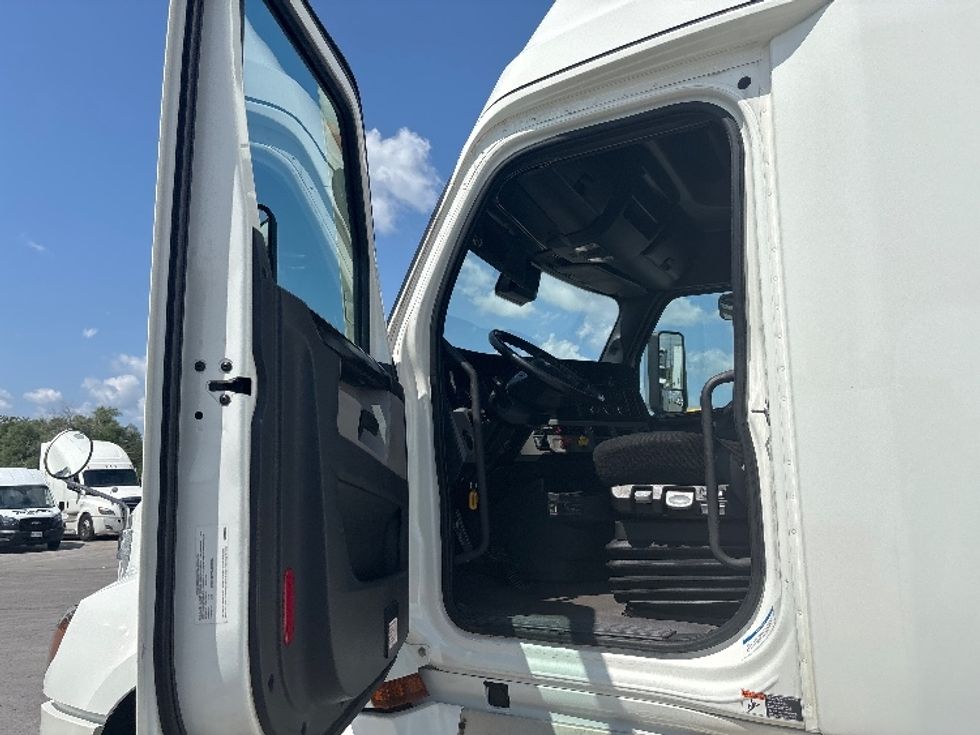 Sleeper Tractor-Heavy Duty Tractors-Freightliner-2021-T12664ST-Mississauga-ON-960,857\n\t\tkm-$ 79,000 - Image 9