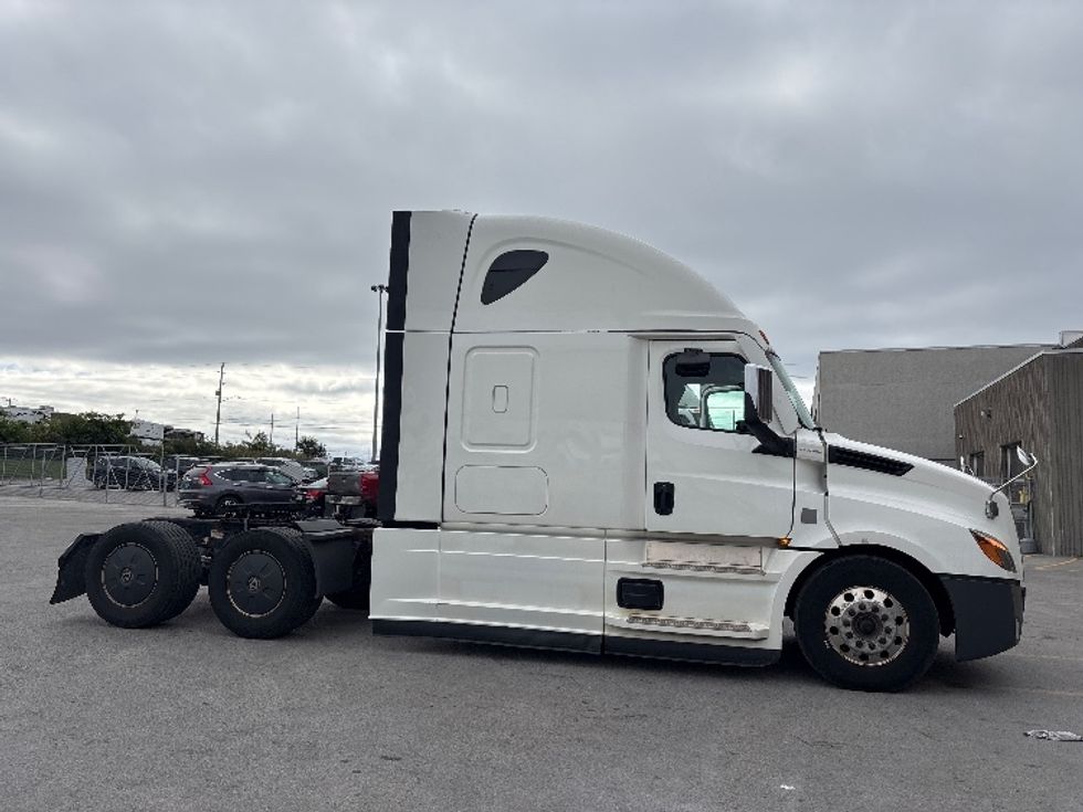 Sleeper Tractor-Heavy Duty Tractors-Freightliner-2021-T12664ST-Mississauga-ON-984,417\n\t\tkm-$ 74,500 - Image 1