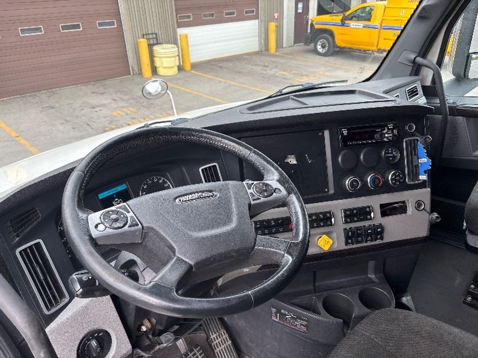 Sleeper Tractor-Heavy Duty Tractors-Freightliner-2021-T12664ST-Mississauga-ON-984,417\n\t\tkm-$ 74,500 - Image 10