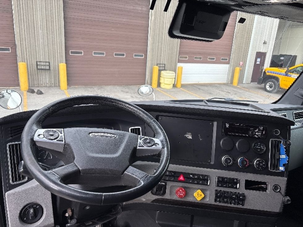 Sleeper Tractor-Heavy Duty Tractors-Freightliner-2021-T12664ST-Mississauga-ON-984,417\n\t\tkm-$ 74,500 - Image 11