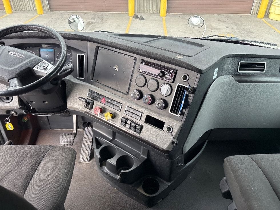 Sleeper Tractor-Heavy Duty Tractors-Freightliner-2021-T12664ST-Mississauga-ON-984,417\n\t\tkm-$ 74,500 - Image 12