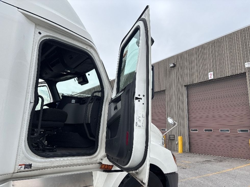 Sleeper Tractor-Heavy Duty Tractors-Freightliner-2021-T12664ST-Mississauga-ON-984,417\n\t\tkm-$ 74,500 - Image 13