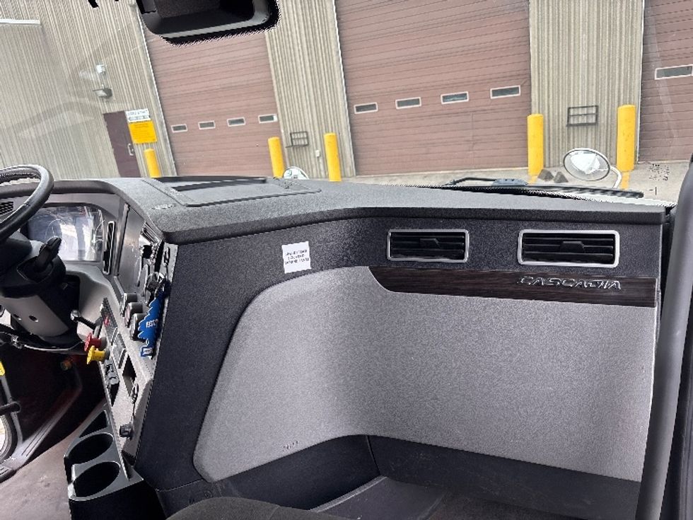 Sleeper Tractor-Heavy Duty Tractors-Freightliner-2021-T12664ST-Mississauga-ON-984,417\n\t\tkm-$ 74,500 - Image 14
