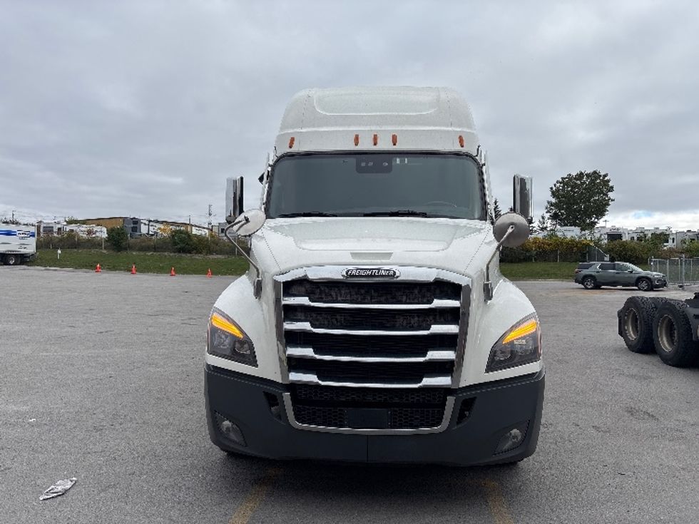 Sleeper Tractor-Heavy Duty Tractors-Freightliner-2021-T12664ST-Mississauga-ON-984,417\n\t\tkm-$ 74,500 - Image 2