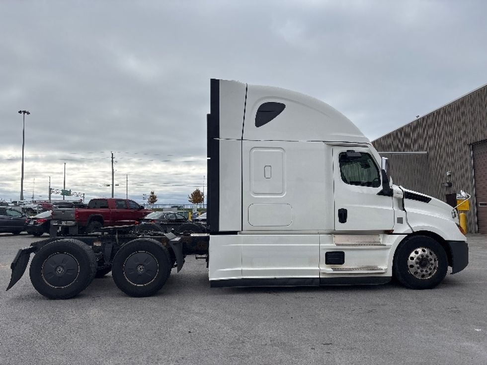 Sleeper Tractor-Heavy Duty Tractors-Freightliner-2021-T12664ST-Mississauga-ON-984,417\n\t\tkm-$ 74,500 - Image 8
