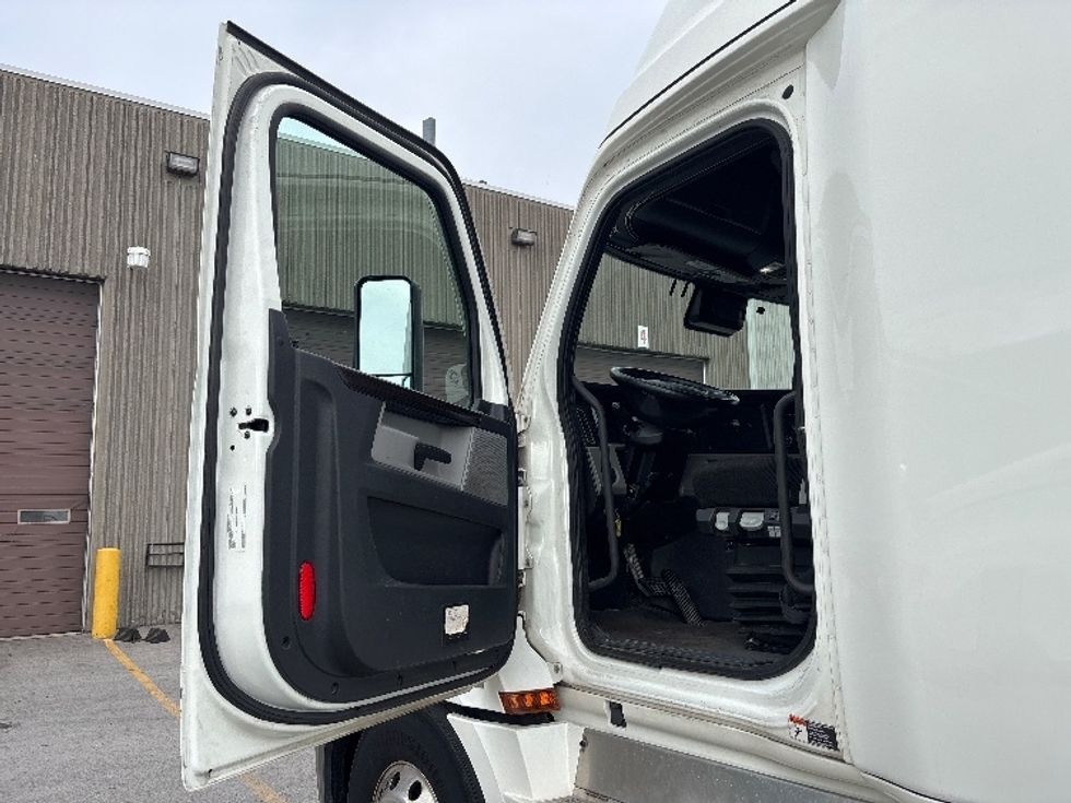 Sleeper Tractor-Heavy Duty Tractors-Freightliner-2021-T12664ST-Mississauga-ON-984,417\n\t\tkm-$ 74,500 - Image 9