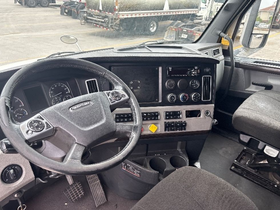 Sleeper Tractor-Heavy Duty Tractors-Freightliner-2021-T12664ST-Mississauga-ON-989,700\n\t\tkm-$ 75,750 - Image 10