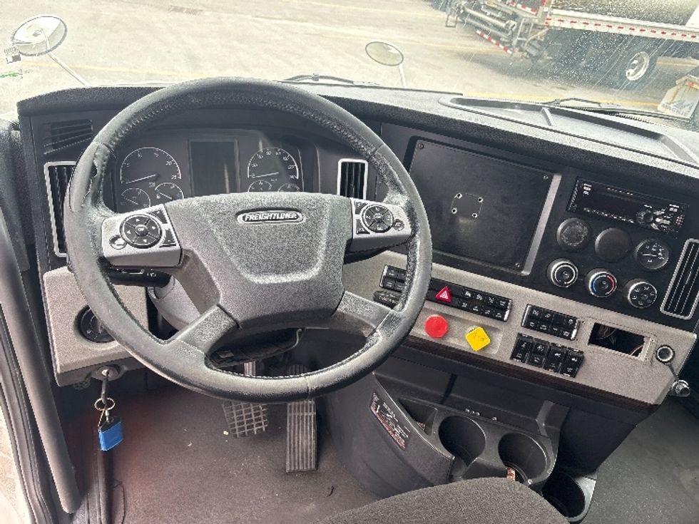 Sleeper Tractor-Heavy Duty Tractors-Freightliner-2021-T12664ST-Mississauga-ON-989,700\n\t\tkm-$ 75,750 - Image 11