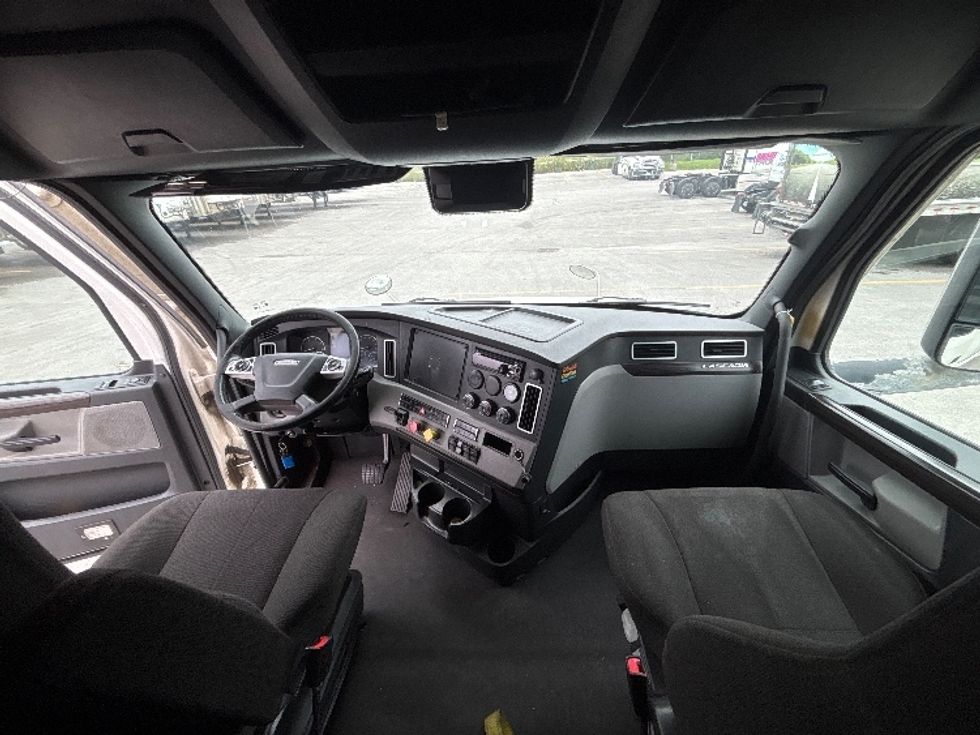Sleeper Tractor-Heavy Duty Tractors-Freightliner-2021-T12664ST-Mississauga-ON-989,700\n\t\tkm-$ 75,750 - Image 12