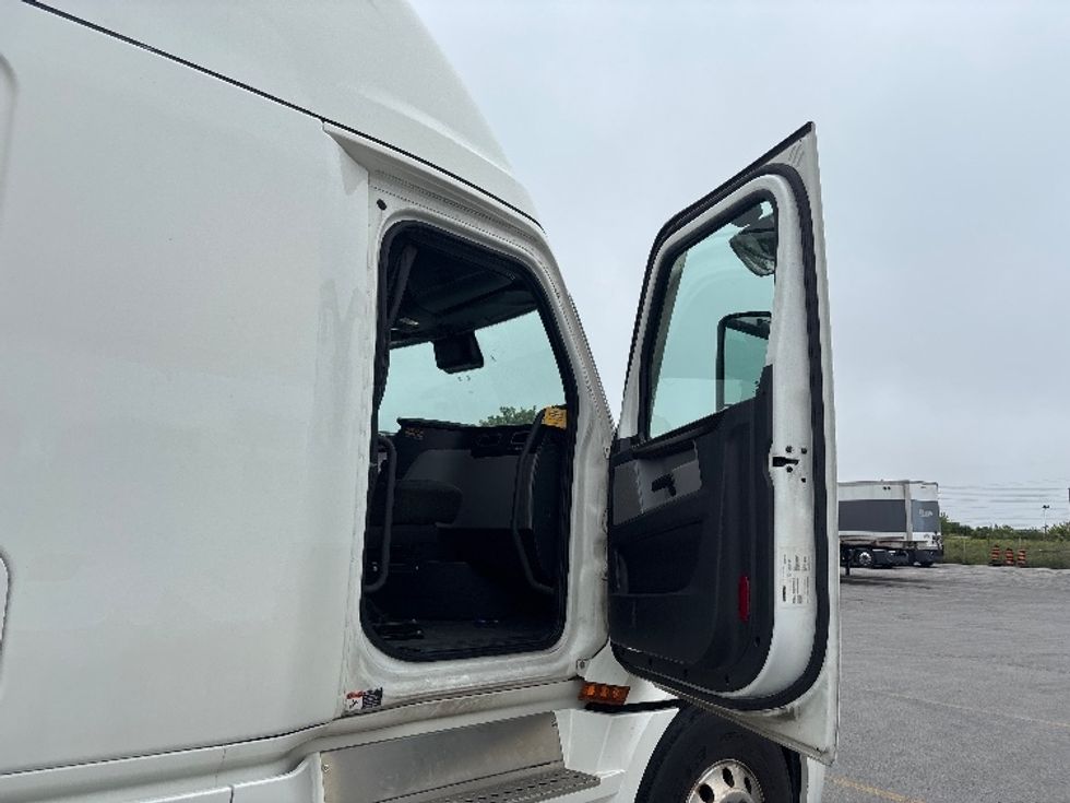 Sleeper Tractor-Heavy Duty Tractors-Freightliner-2021-T12664ST-Mississauga-ON-989,700\n\t\tkm-$ 75,750 - Image 13