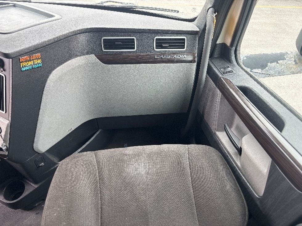 Sleeper Tractor-Heavy Duty Tractors-Freightliner-2021-T12664ST-Mississauga-ON-989,700\n\t\tkm-$ 75,750 - Image 14