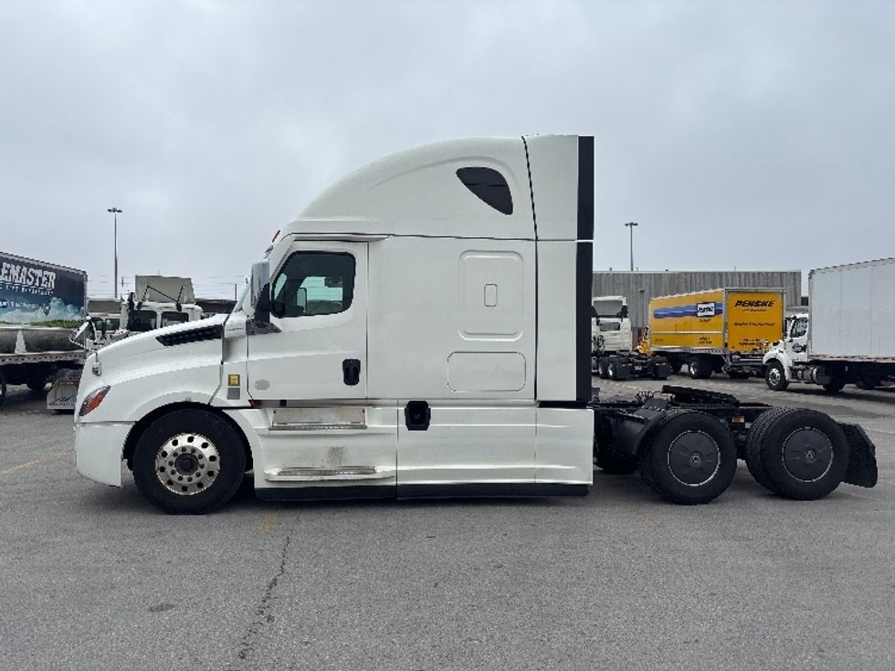 Sleeper Tractor-Heavy Duty Tractors-Freightliner-2021-T12664ST-Mississauga-ON-989,700\n\t\tkm-$ 75,750 - Image 4