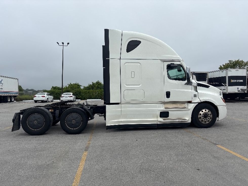 Sleeper Tractor-Heavy Duty Tractors-Freightliner-2021-T12664ST-Mississauga-ON-989,700\n\t\tkm-$ 75,750 - Image 8